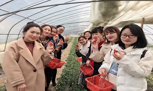 郧阳店开展“春风(fēng)摇曳女神节(jié)”活动